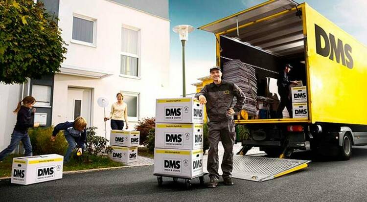 Möbeltransporter vor Reihenhaus