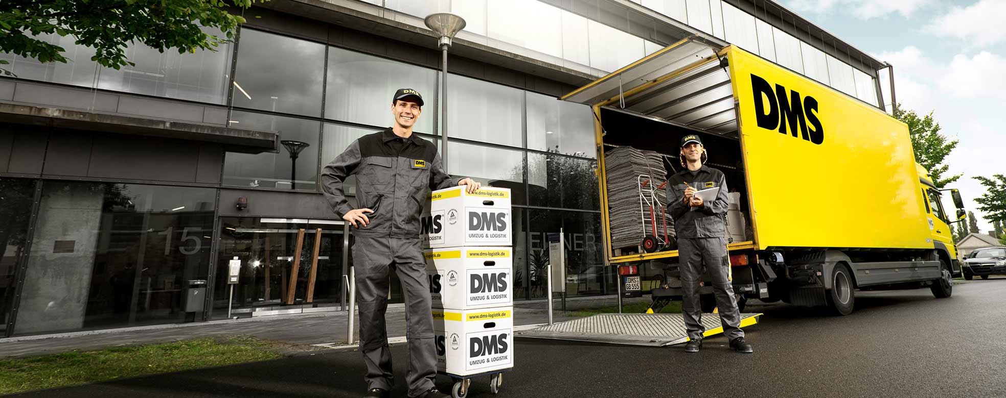 Möbeltransporter vor Firmengebäude