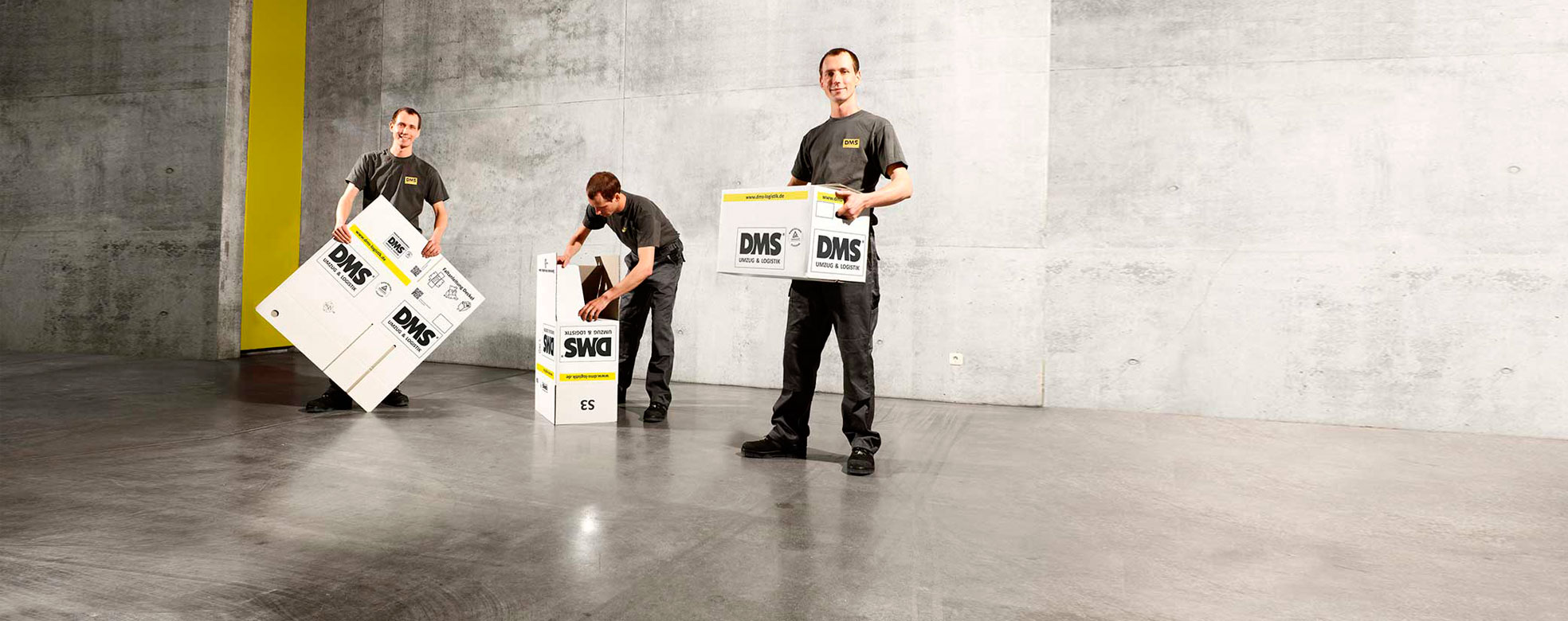 Umzugsprofis mit Umzugskartons